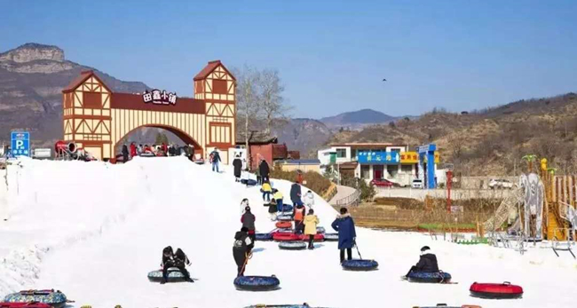 河北邯鄲田鑫小鎮(zhèn)人工造雪機(jī)造雪現(xiàn)場(chǎng)